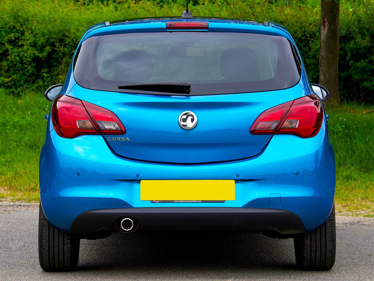 Opel Corsa azul