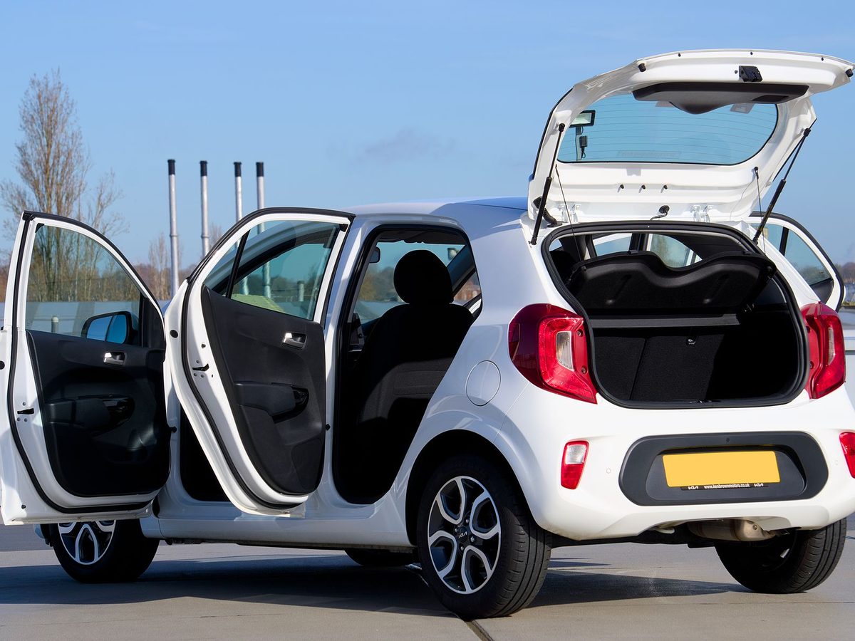 Kia Picanto blanco con las puertas abiertas