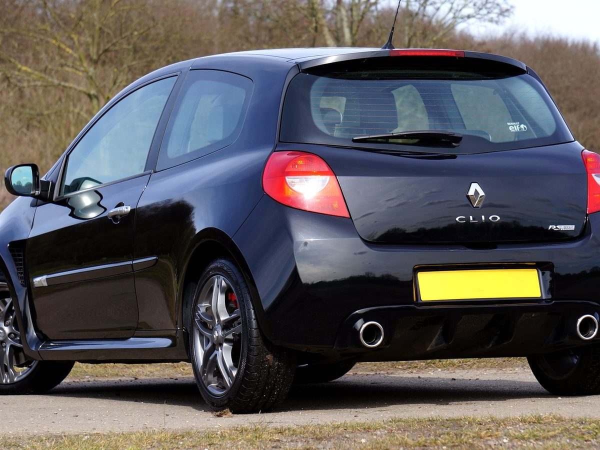 Renault Clio negro