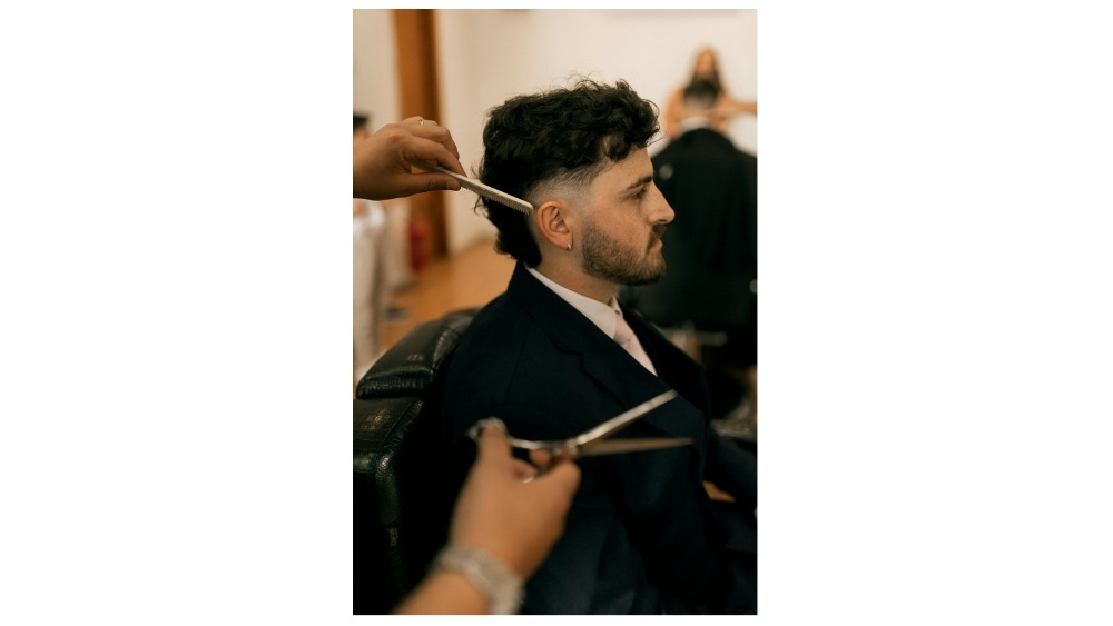 Cliente elegante recibiendo un corte de pelo