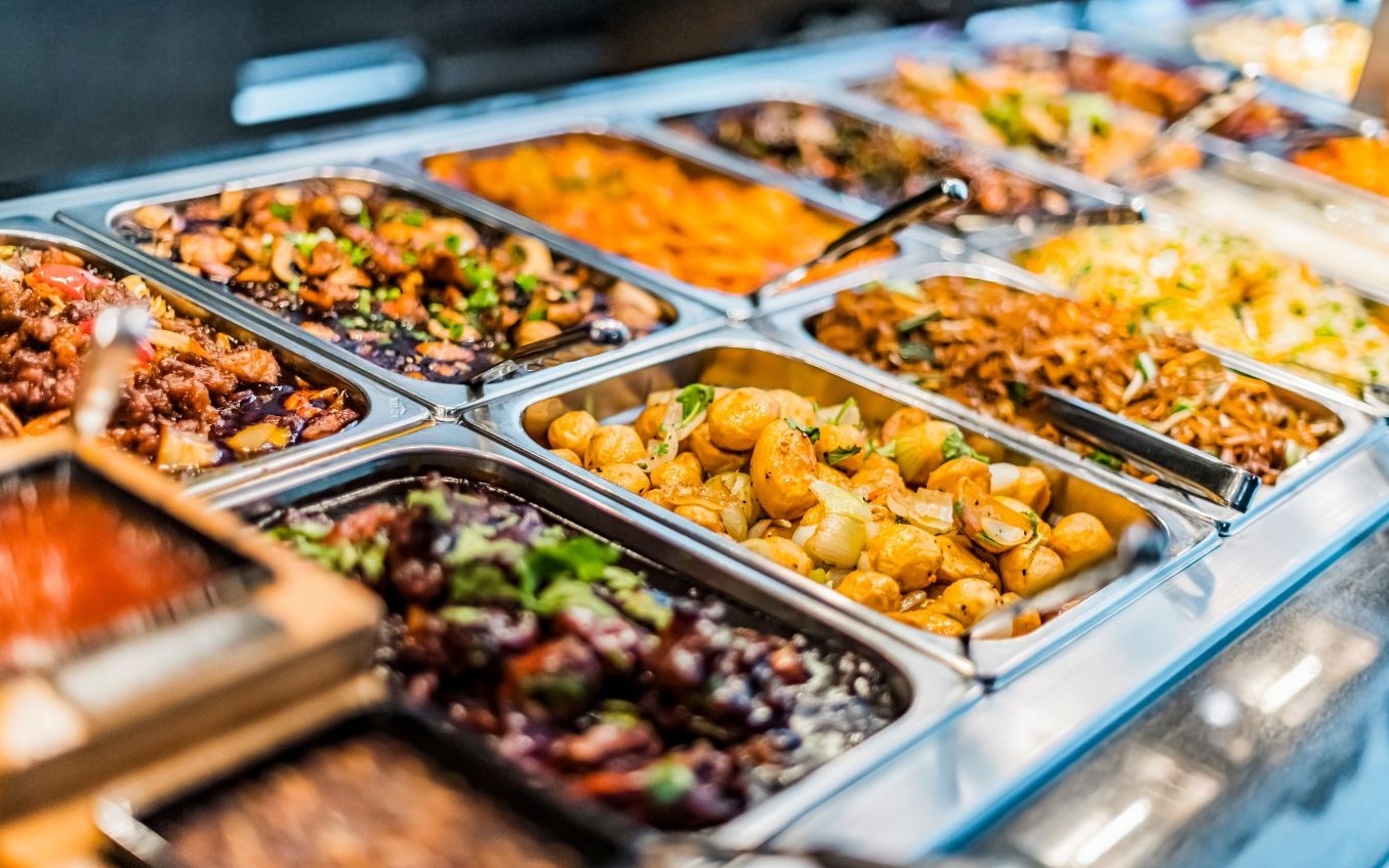 Bandejas de comida en producción sobre la mesa de la cocina