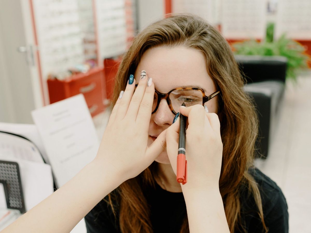 Óptica tomando medidas para armar los anteojos