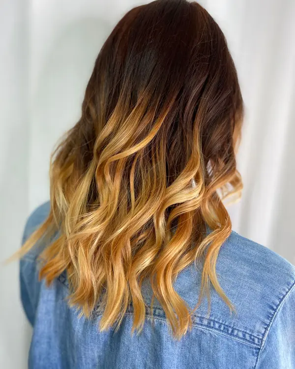 Pelo ondulado con color ombré, del castaño oscuro al dorado
