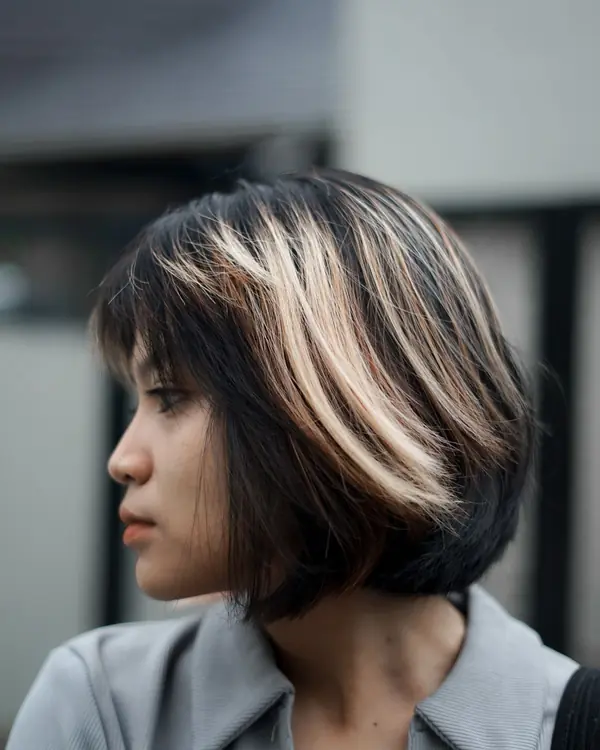Corte carré con mechas claras en el flequillo y el costado