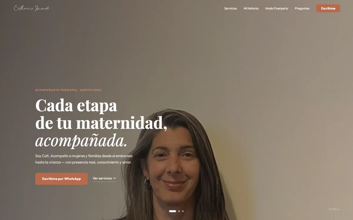 Inicio de la web de Catherine Isnardi: su foto, el título «Cada etapa de tu maternidad, acompañada» y el botón para escribirle por WhatsApp