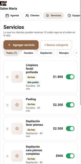 Panel en el celular: lista de servicios con precio, duración y activación