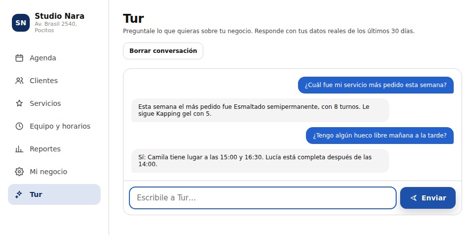 Conversación con Tur desde el panel: consulta el servicio más pedido y los huecos libres